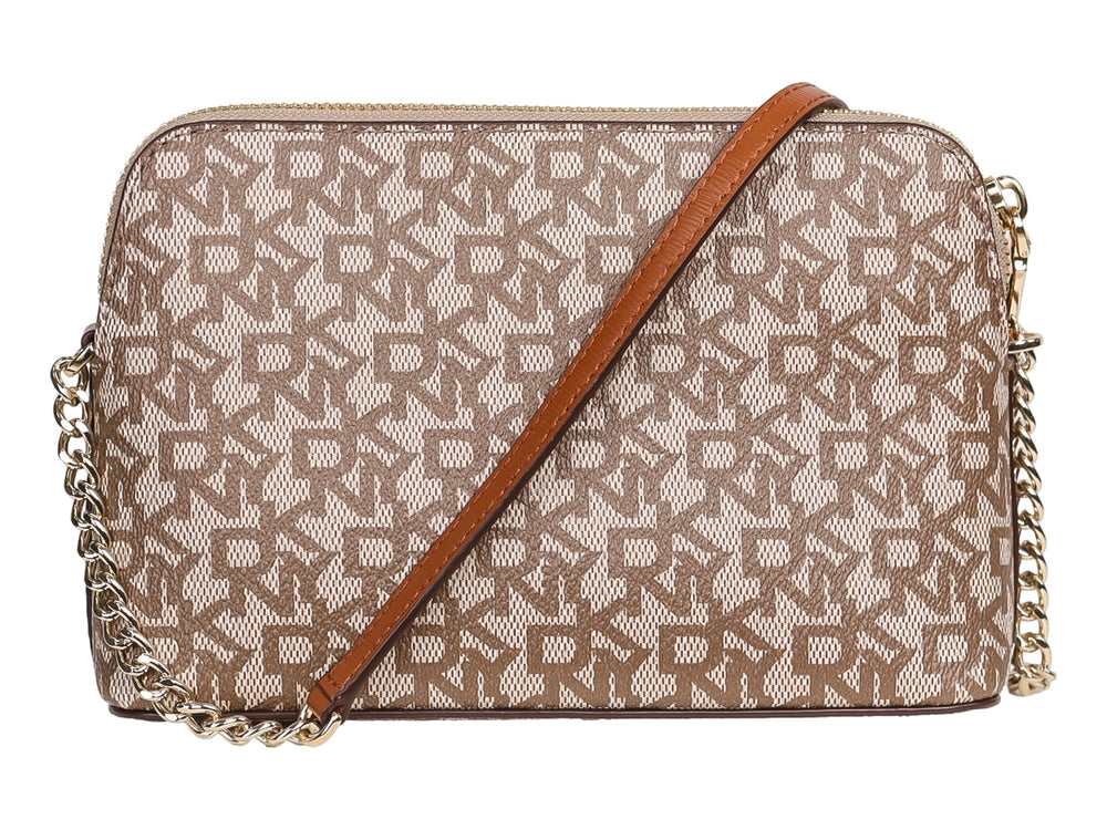Bolso rectangular DKNY con estampado de logo en tonos beige y caramelo y correa de cadena dorada.