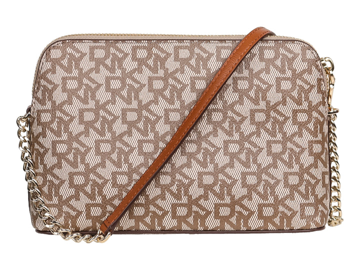 Bolso rectangular DKNY con estampado de logo en tonos beige y caramelo y correa de cadena dorada.