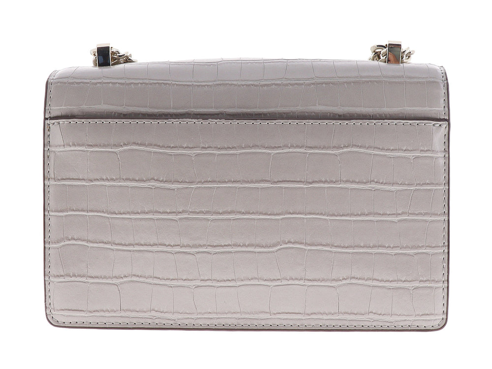 Bolso DKNY color gris gravel con textura de cocodrilo, cadena dorada y detalle de candado frontal.