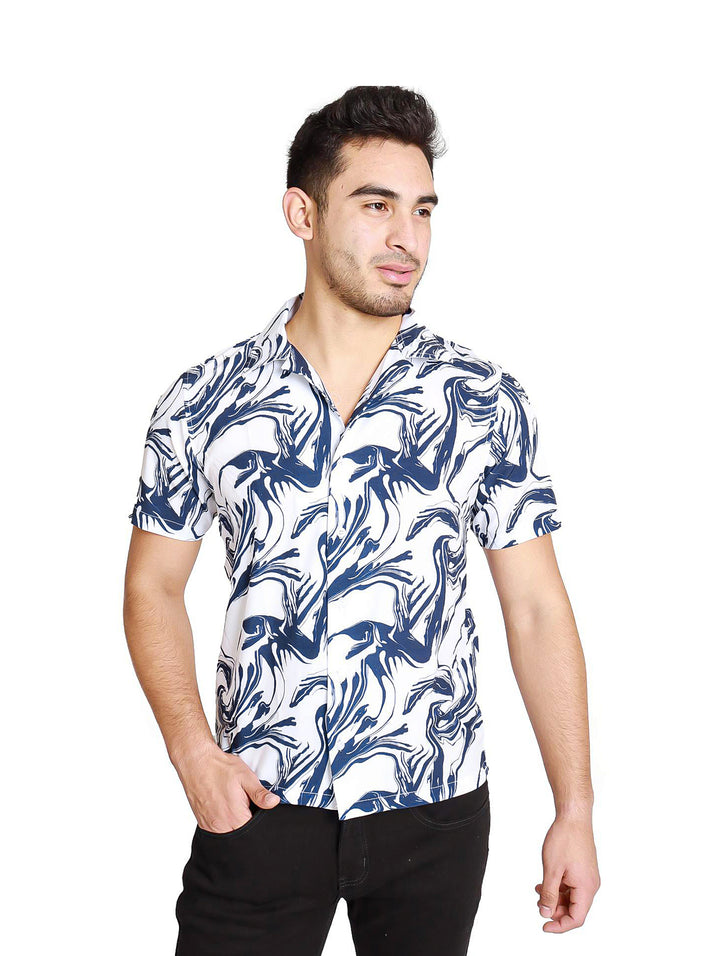 Hombre vistiendo camisa de manga corta blanca con estampado abstracto en color azul.