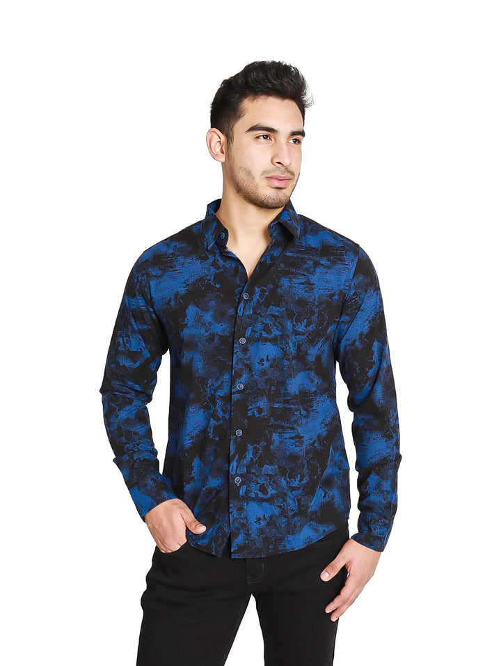 Hombre vistiendo camisa de manga larga con estampado abstracto en colores azul y negro.
