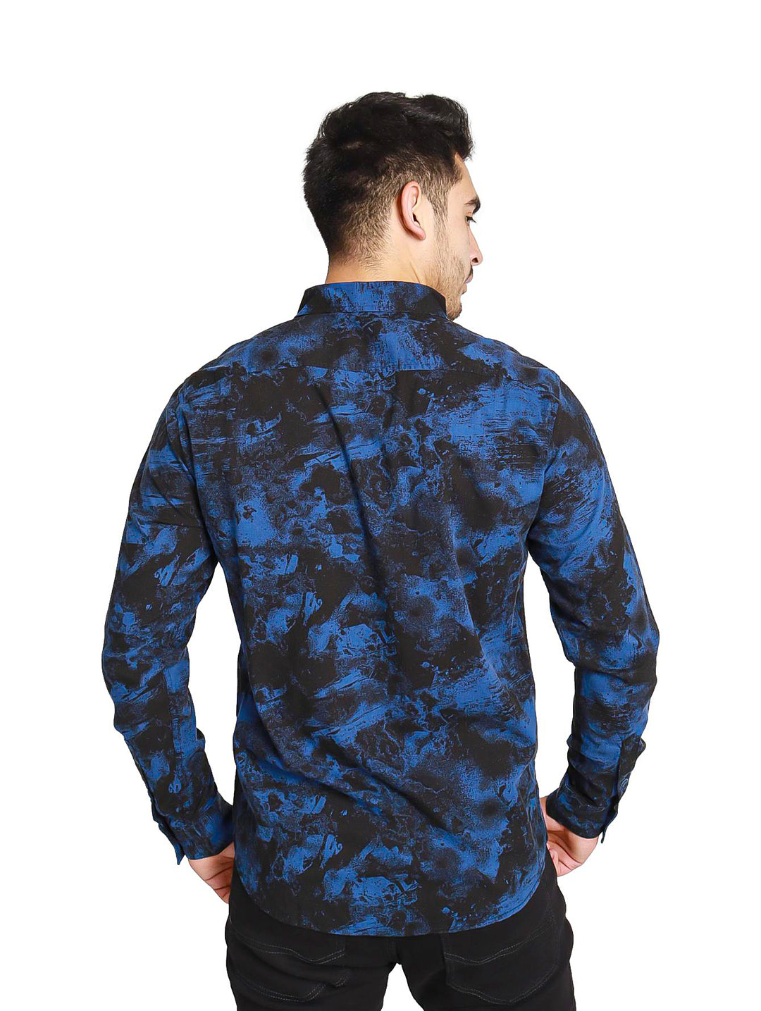 Hombre vistiendo camisa de manga larga con estampado abstracto en colores azul y negro.