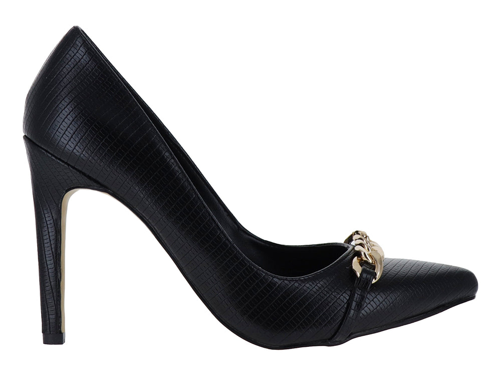 Zapato de tacón alto color negro con textura de piel de iguana y detalle de cadena dorada en la parte frontal.