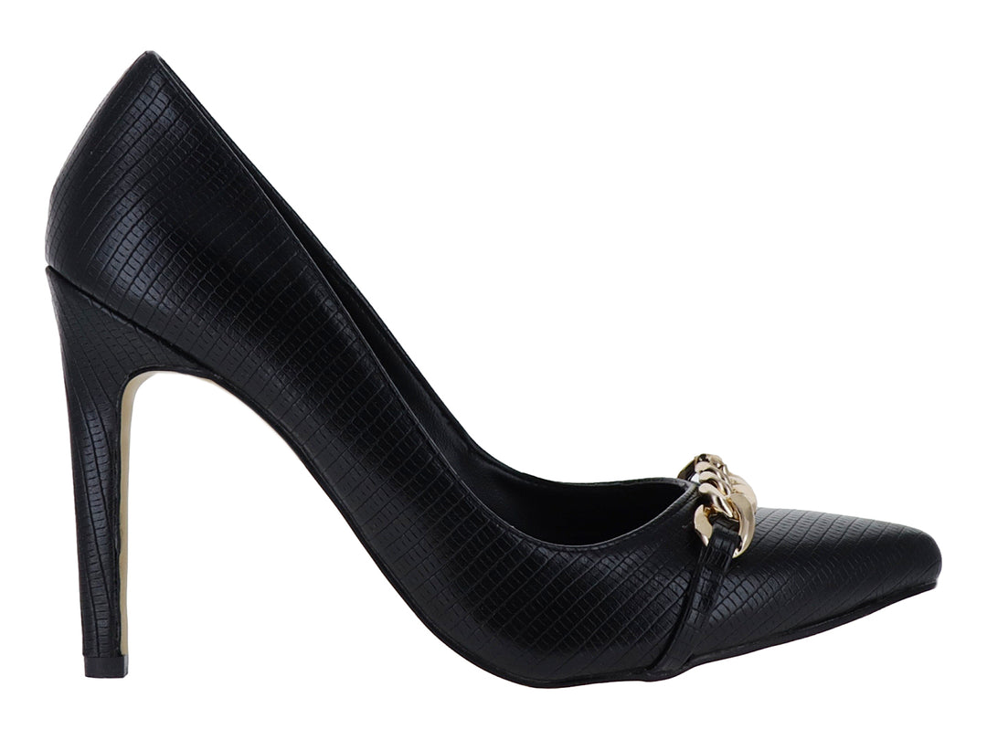 Zapato de tacón alto color negro con textura de piel de iguana y detalle de cadena dorada en la parte frontal.