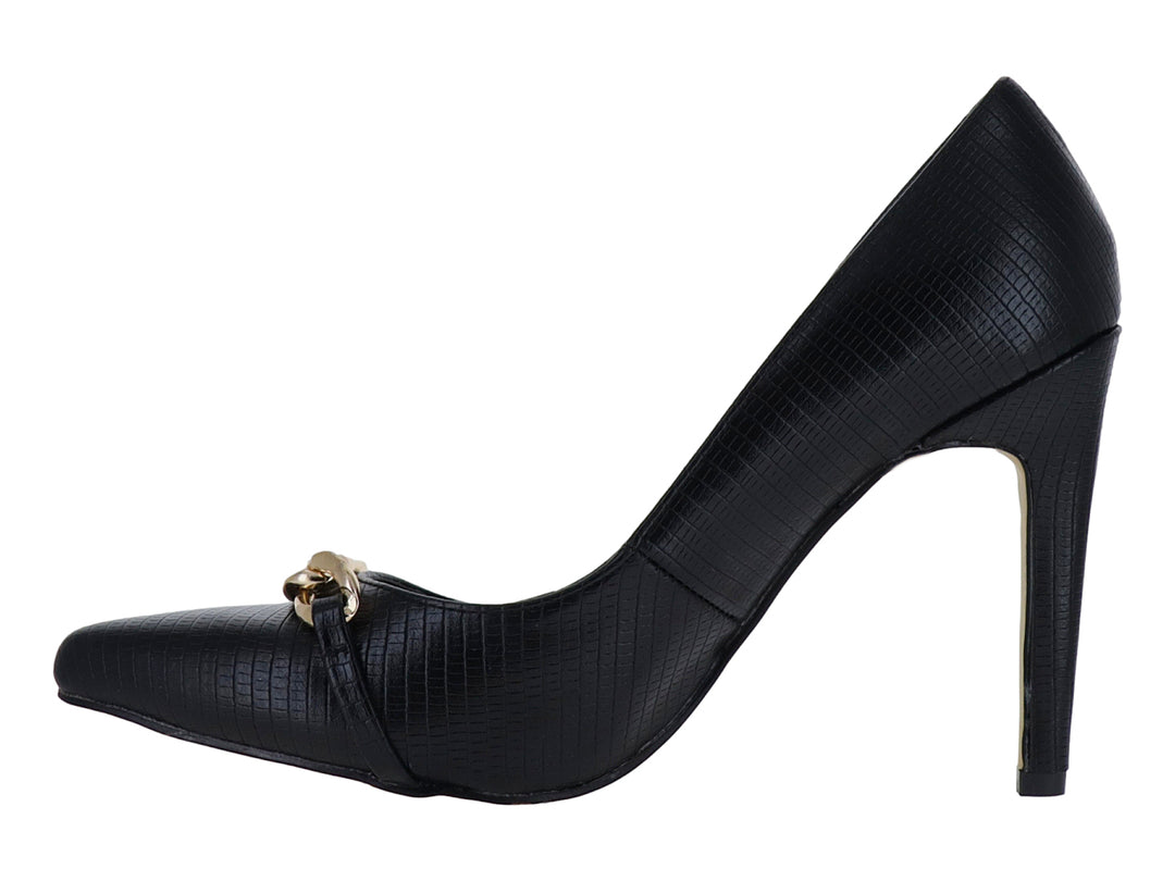 Zapato de tacón alto color negro con textura de piel de iguana y detalle de cadena dorada en la parte frontal.