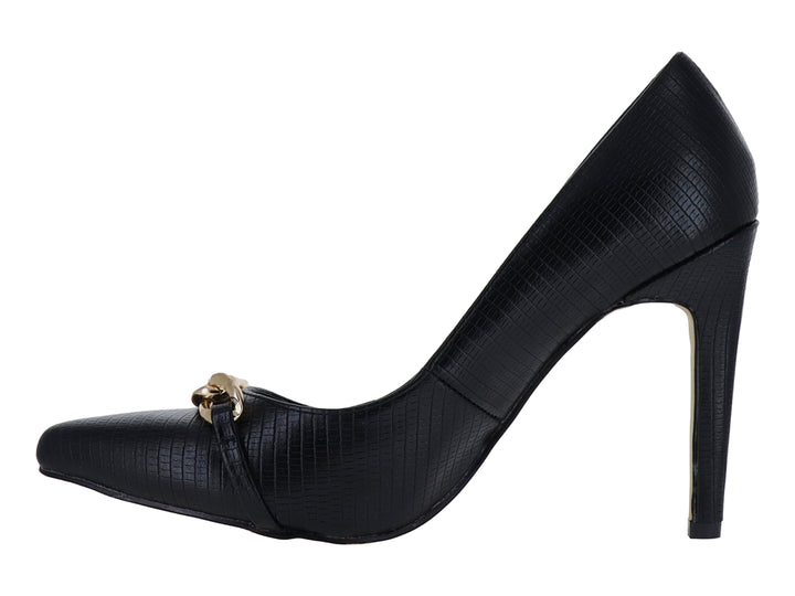 Zapato de tacón alto color negro con textura de piel de iguana y detalle de cadena dorada en la parte frontal.