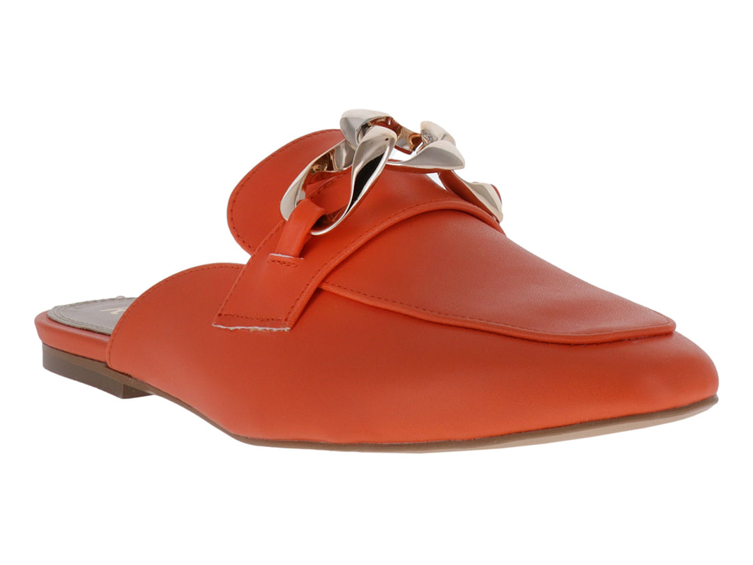 Zapato mule color naranja con detalle de cadena metálica plateada en la parte superior.