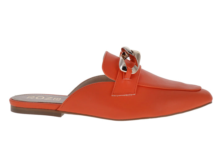 Zapato mule color naranja con detalle de cadena metálica plateada en la parte superior.