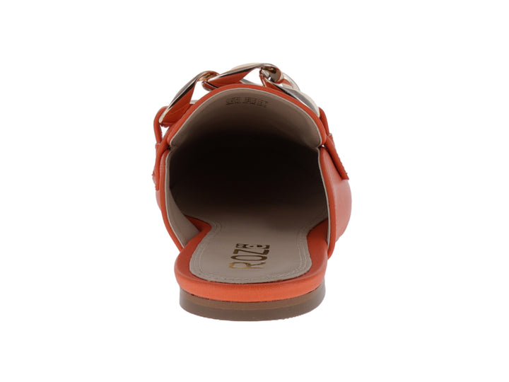 Zapato mule color naranja con detalle de cadena metálica plateada en la parte superior.
