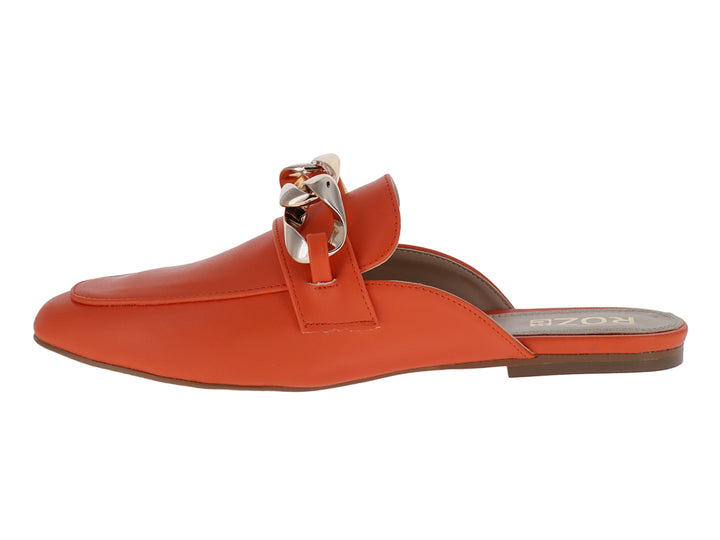 Zapato mule color naranja con detalle de cadena metálica plateada en la parte superior.