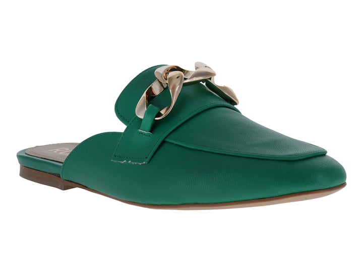 Zapato mule color verde esmeralda con un herraje metálico dorado decorativo en la parte superior.
