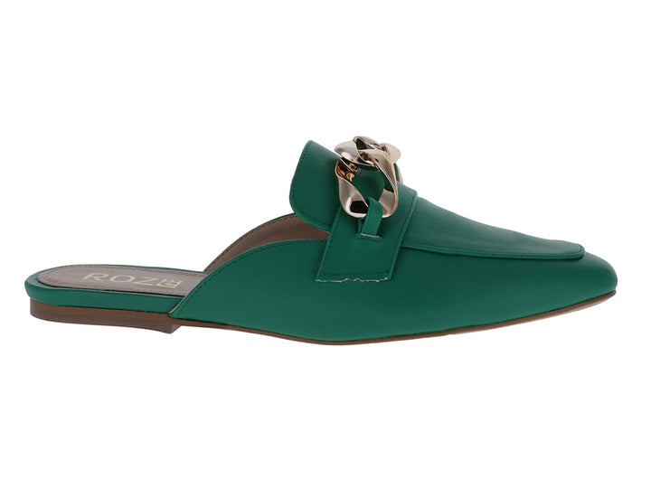 Zapato mule color verde esmeralda con un herraje metálico dorado decorativo en la parte superior.