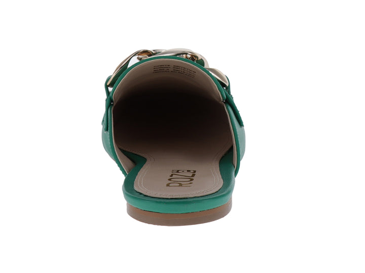 Zapato mule color verde esmeralda con un herraje metálico dorado decorativo en la parte superior.