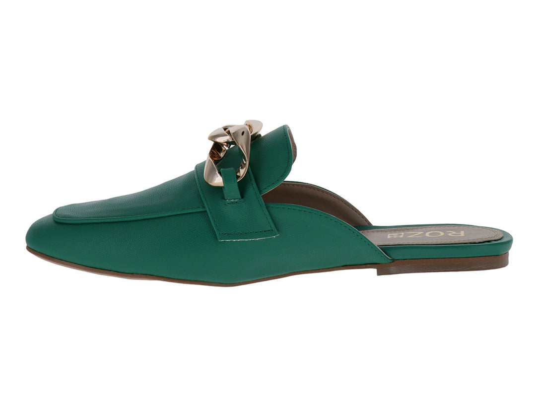 Zapato mule color verde esmeralda con un herraje metálico dorado decorativo en la parte superior.
