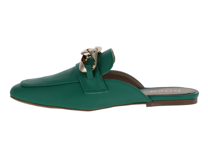 Zapato mule color verde esmeralda con un herraje metálico dorado decorativo en la parte superior.
