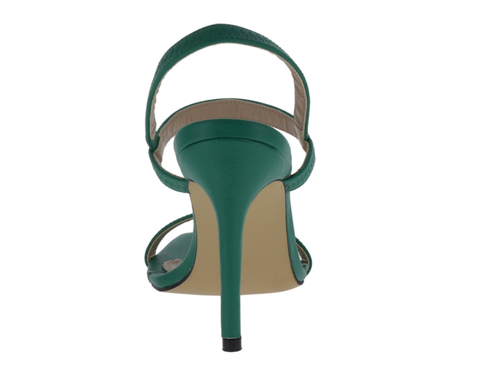 Sandalia de tacón alto color verde esmeralda con tiras cruzadas y plantilla beige.