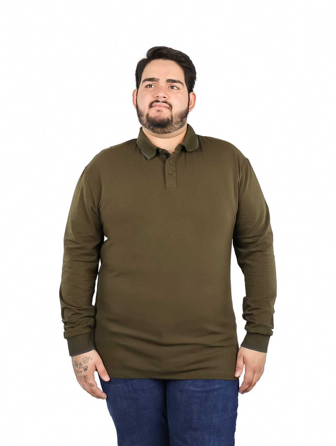 Hombre vistiendo una playera polo de manga larga en color oliva.