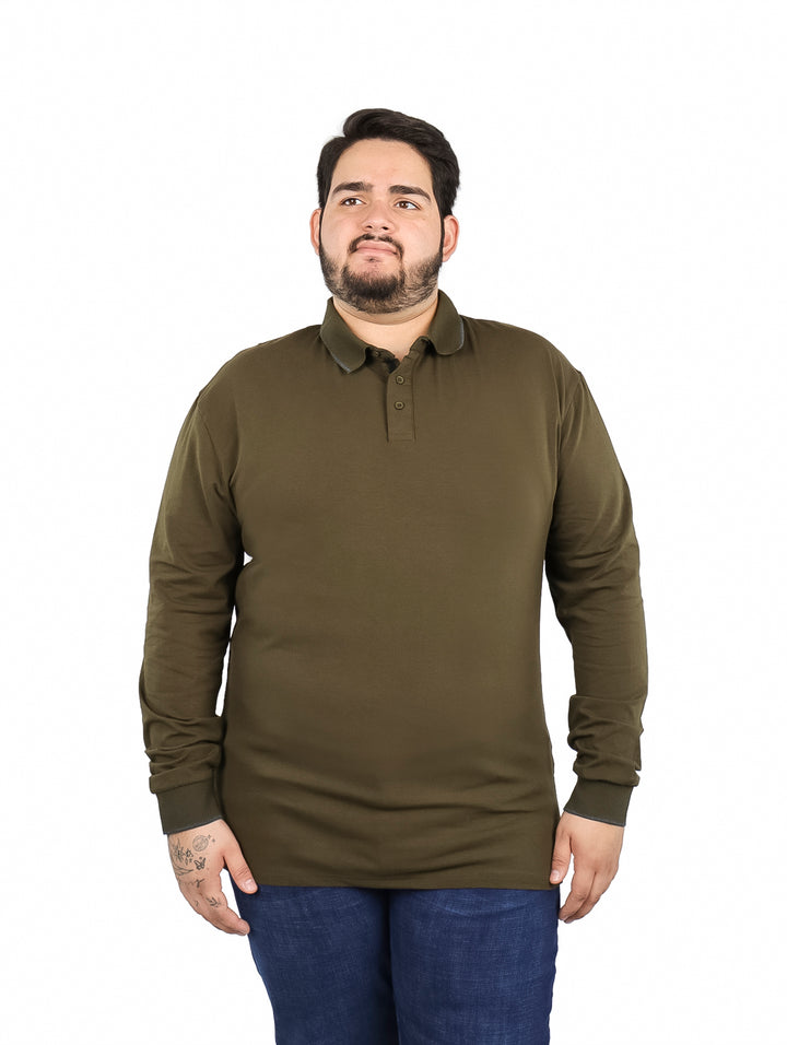 Hombre vistiendo una playera polo de manga larga en color oliva.
