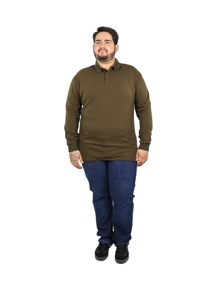 Hombre vistiendo una playera polo de manga larga en color oliva.