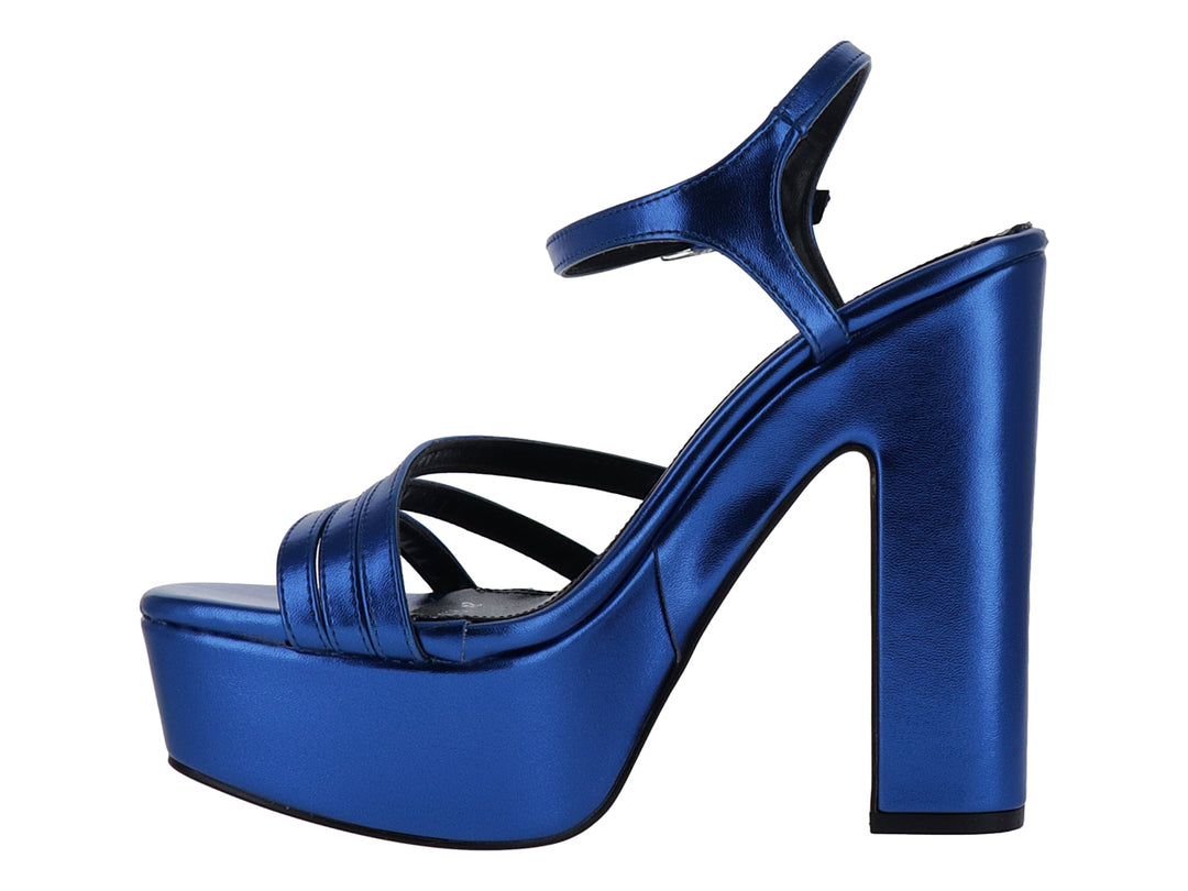Sandalia de tacón alto y plataforma en color azul metálico con correa al tobillo.