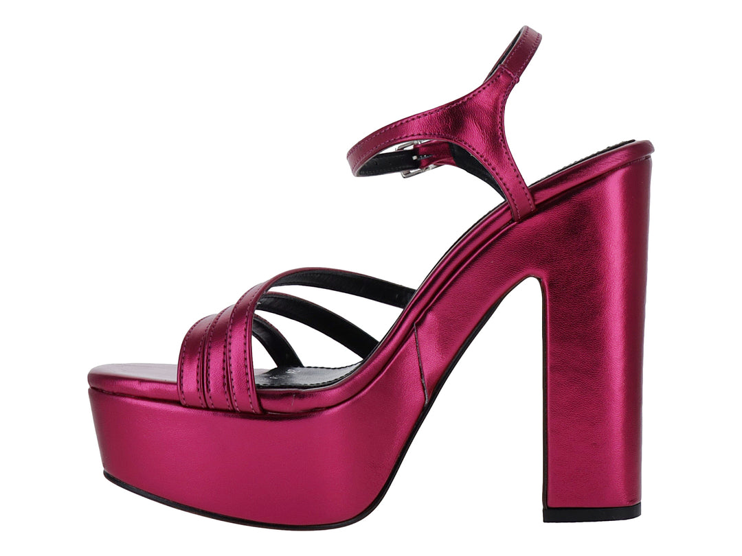 Sandalia de plataforma color magenta metálico con tacón alto y correa al tobillo.
