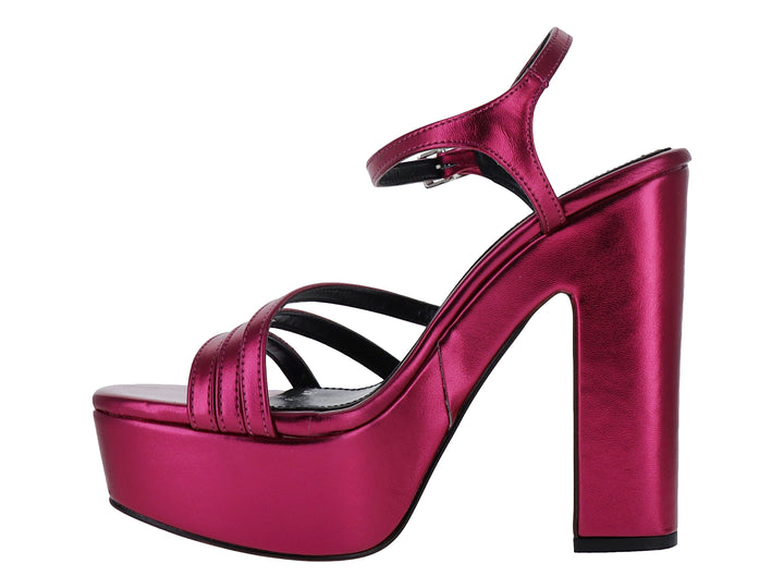 Sandalia de plataforma color magenta metálico con tacón alto y correa al tobillo.