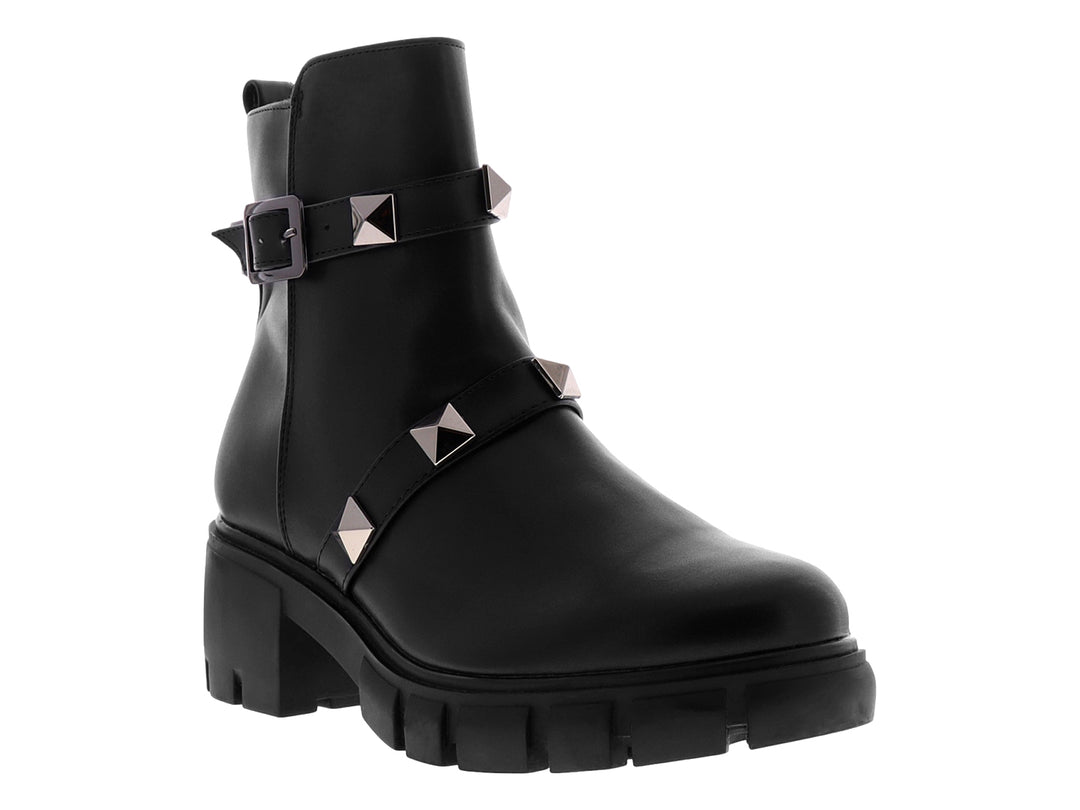 Bota negra de caña media con suela track, decorada con correas plateadas y tachuelas.