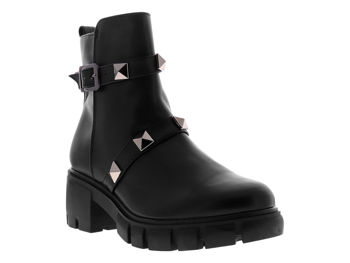 Bota negra de caña media con suela track, decorada con correas plateadas y tachuelas.
