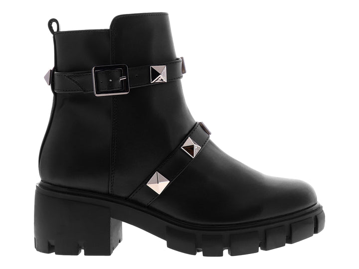 Bota negra de caña media con suela track, decorada con correas plateadas y tachuelas.