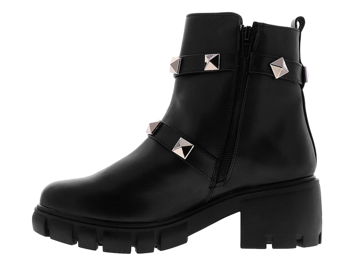 Bota negra de caña media con suela track, decorada con correas plateadas y tachuelas.