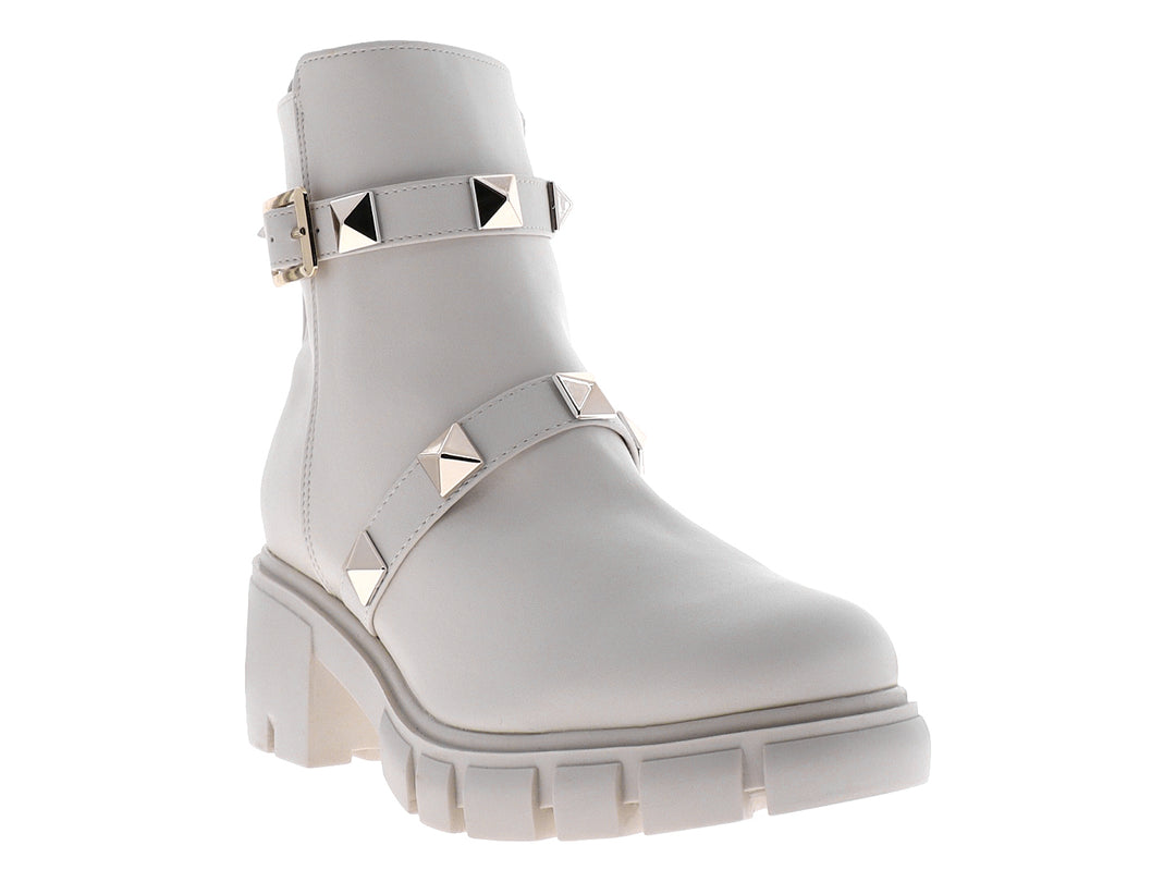 Botines blancos con suela track y correas decoradas con estoperoles dorados.