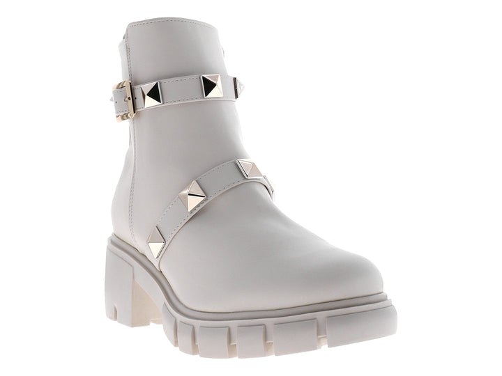 Botines blancos con suela track y correas decoradas con estoperoles dorados.