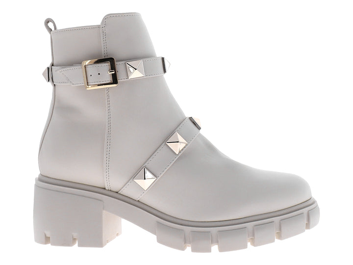 Botines blancos con suela track y correas decoradas con estoperoles dorados.