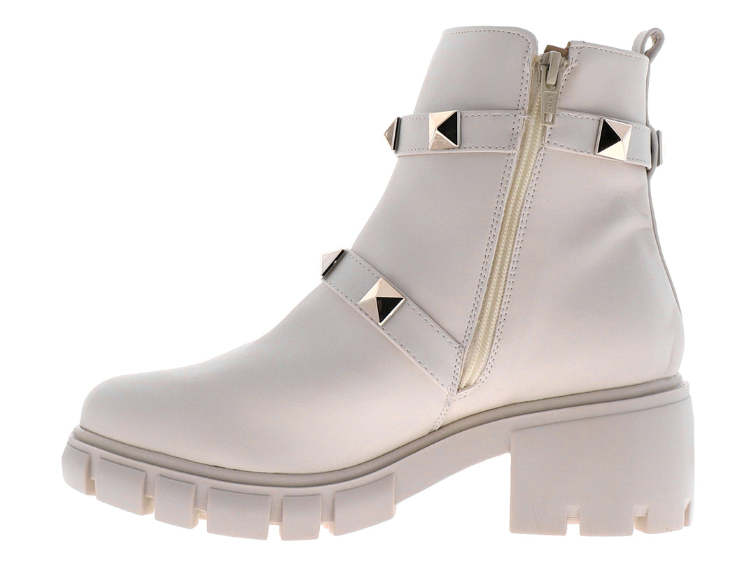 Botines blancos con suela track y correas decoradas con estoperoles dorados.