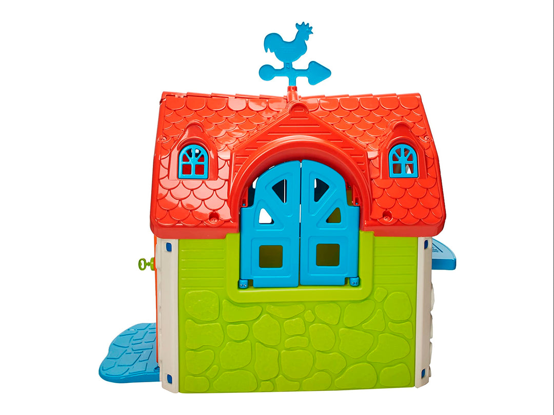 Casita de juegos infantil multicolor con techo rojo, paredes verdes y blancas, y puerta naranja.