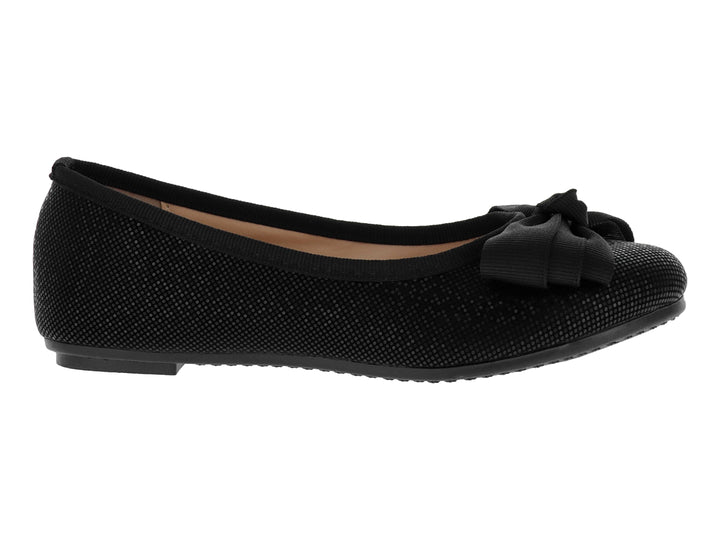 Zapato plano negro para niña con moño frontal y acabado texturizado.