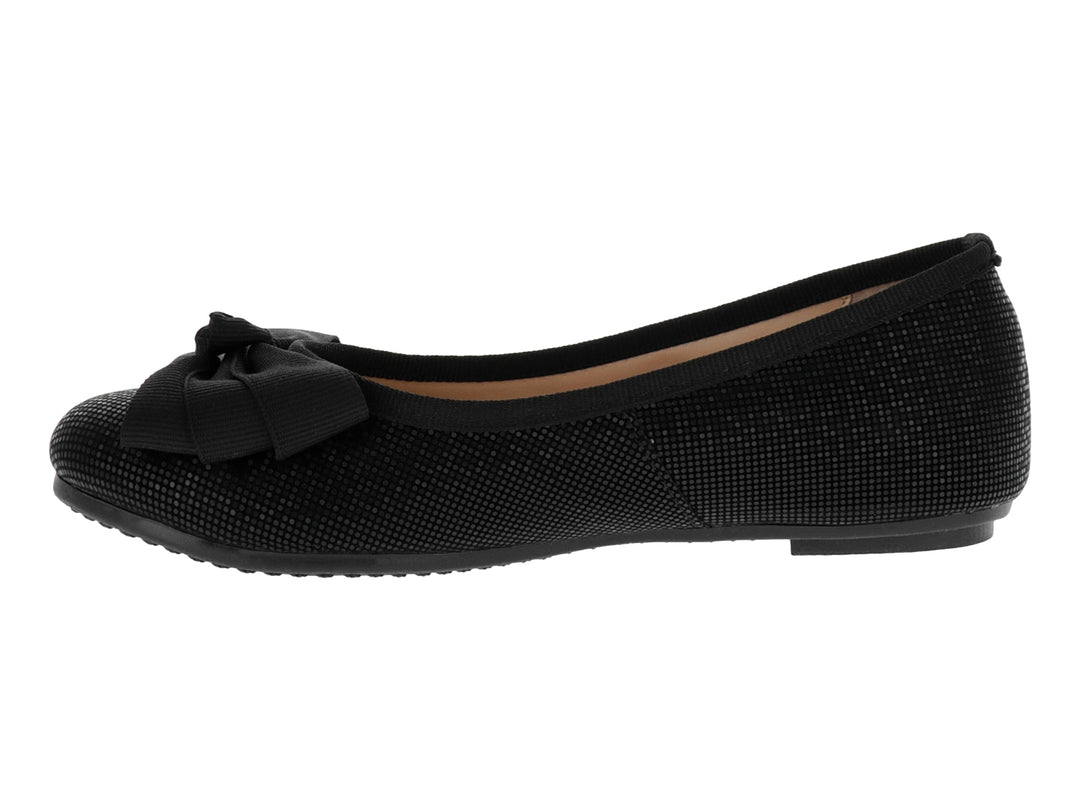 Zapato plano negro para niña con moño frontal y acabado texturizado.