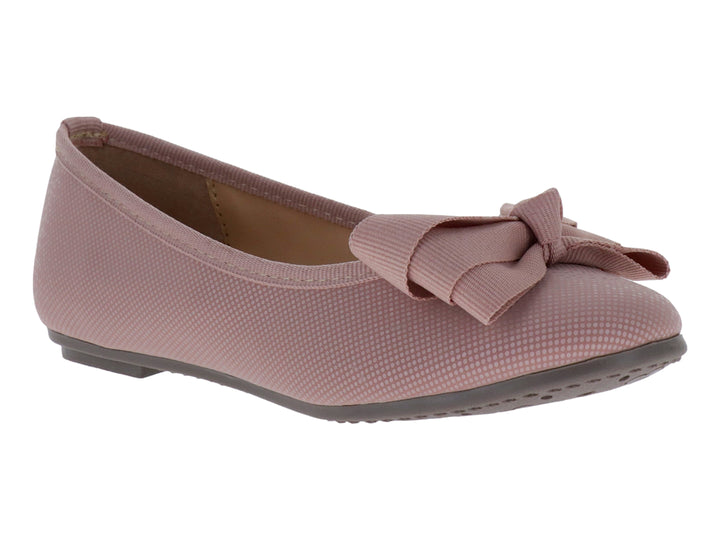 Zapato plano color rosado para niña con detalle de moño frontal y textura cuadriculada.