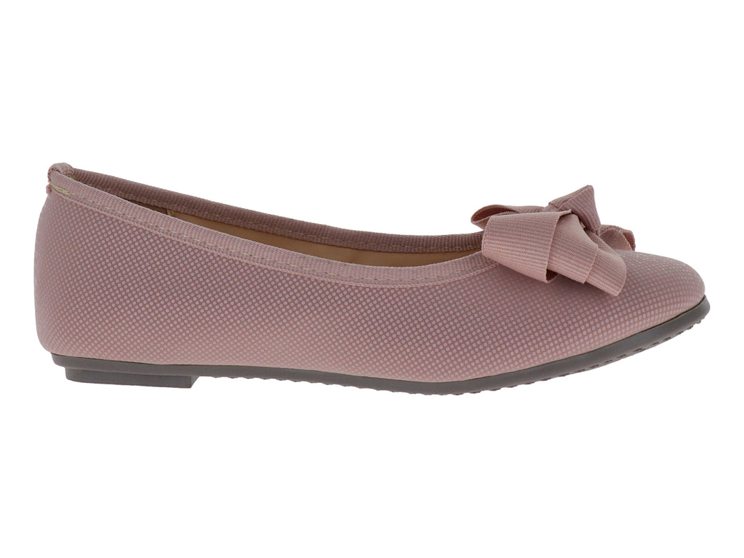 Zapato plano color rosado para niña con detalle de moño frontal y textura cuadriculada.
