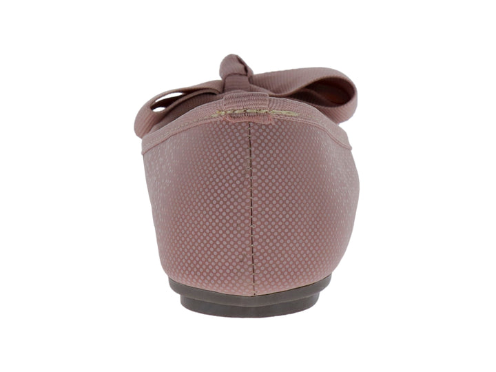 Zapato plano color rosado para niña con detalle de moño frontal y textura cuadriculada.