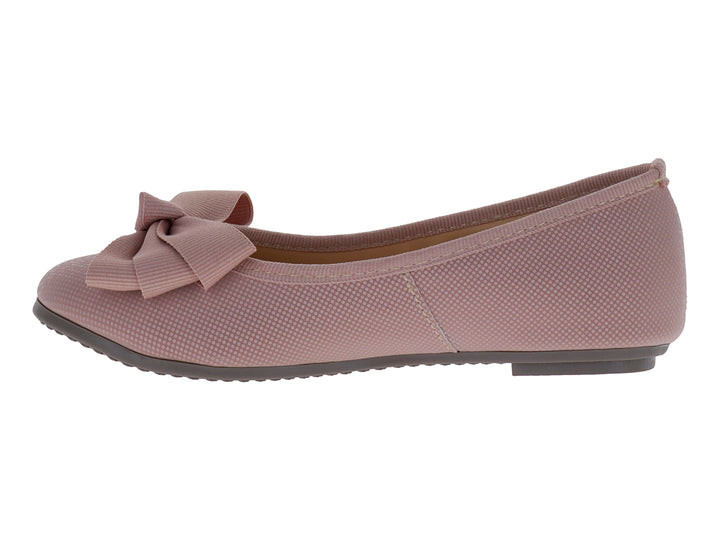 Zapato plano color rosado para niña con detalle de moño frontal y textura cuadriculada.