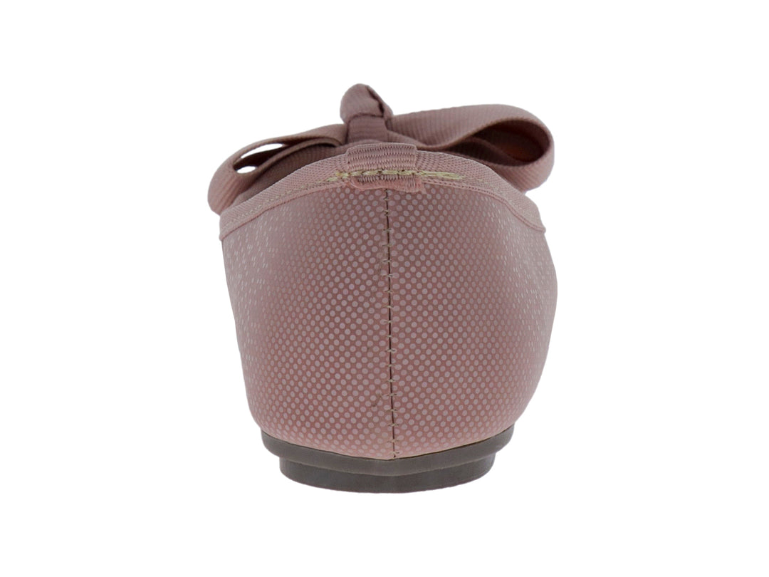 Zapato plano tipo balerina color rosado con moño decorativo frontal y suela gris.