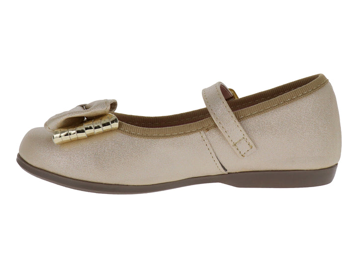 Zapato plano dorado para niña con moño decorativo y correa ajustable con hebilla.