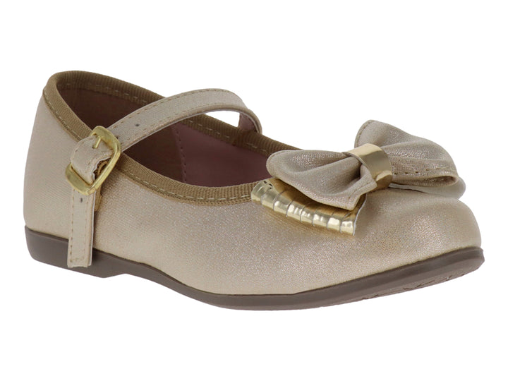 Zapato plano dorado para niña con moño decorativo frontal y correa ajustable con hebilla.