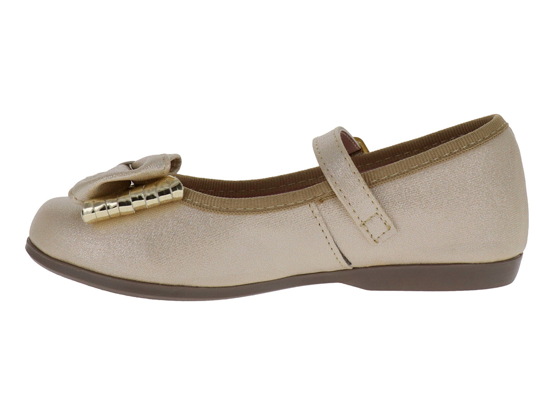 Zapato plano dorado para niña con moño decorativo frontal y correa ajustable con hebilla.