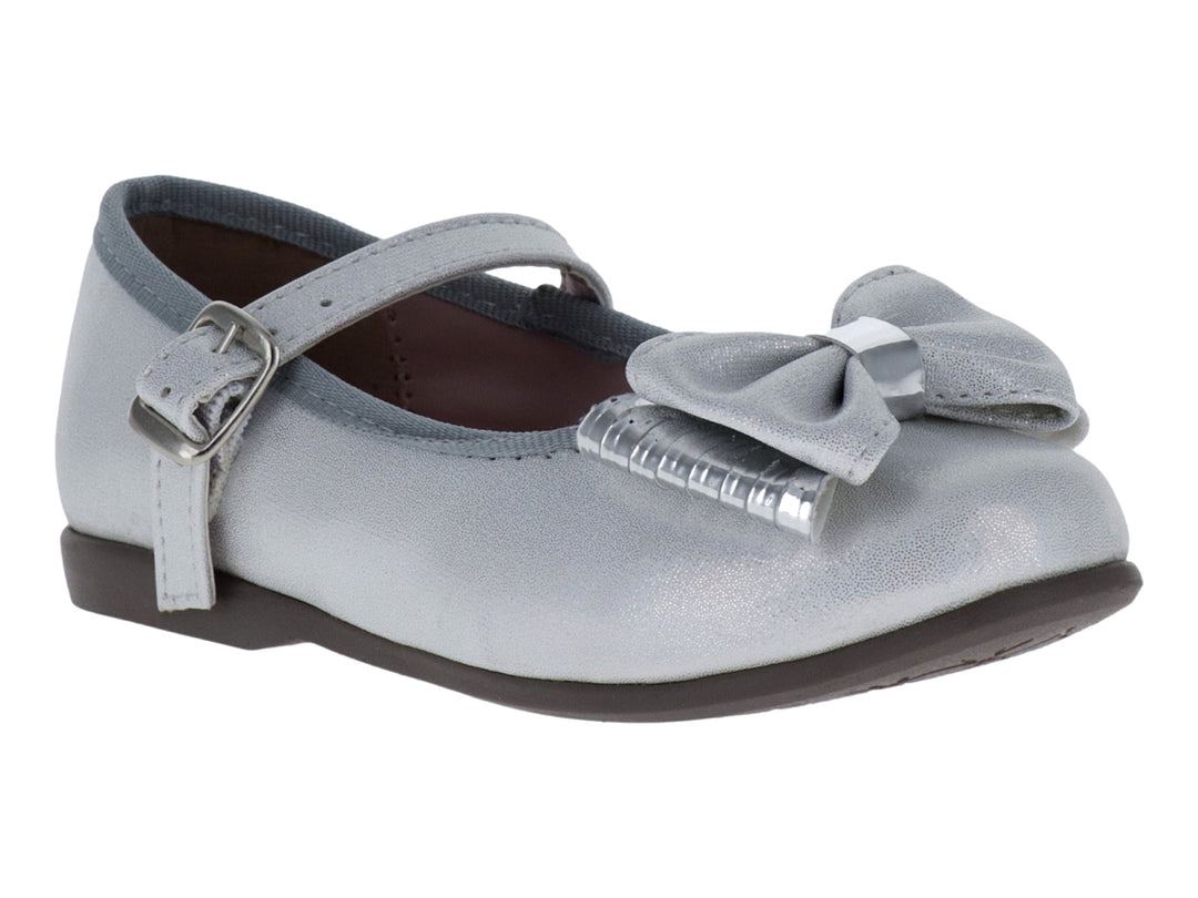 Zapato plano blanco brillante para niña con moño decorativo y correa ajustable.
