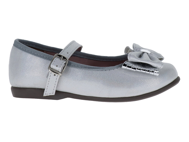 Zapato plano blanco brillante para niña con moño decorativo y correa ajustable.