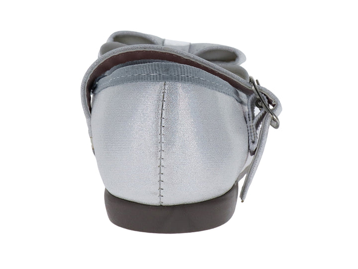 Zapato plano blanco brillante para niña con moño decorativo y correa ajustable.