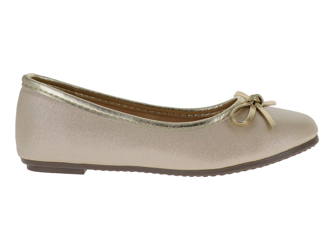 Zapato plano color dorado para niña con un moño decorativo en la parte frontal.