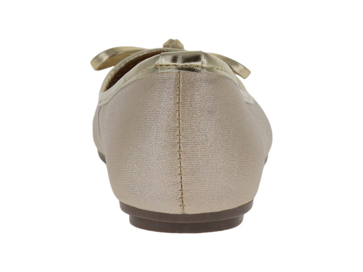 Zapato plano color dorado para niña con un moño decorativo en la parte frontal.